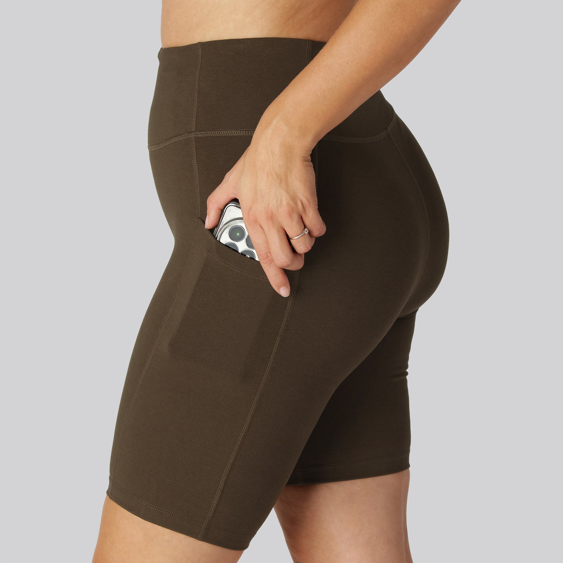 Bambus fitness shorts i brun til damer