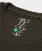 Bambus t-shirt v-hals i mørkegrøn carelabel