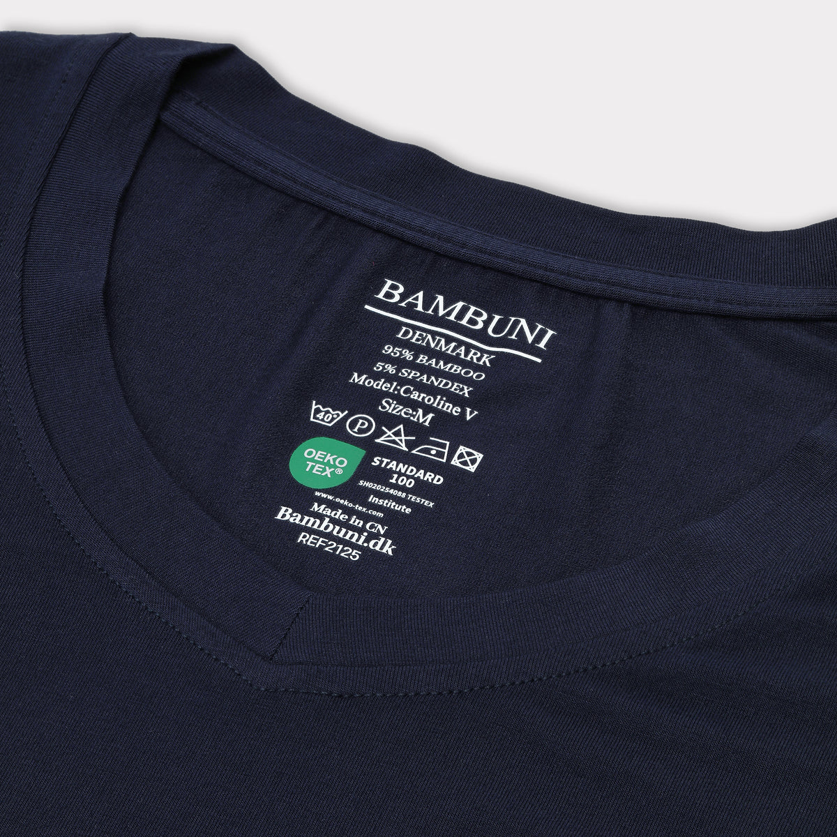 Bambus t-shirt v-hals i navy carelabel
