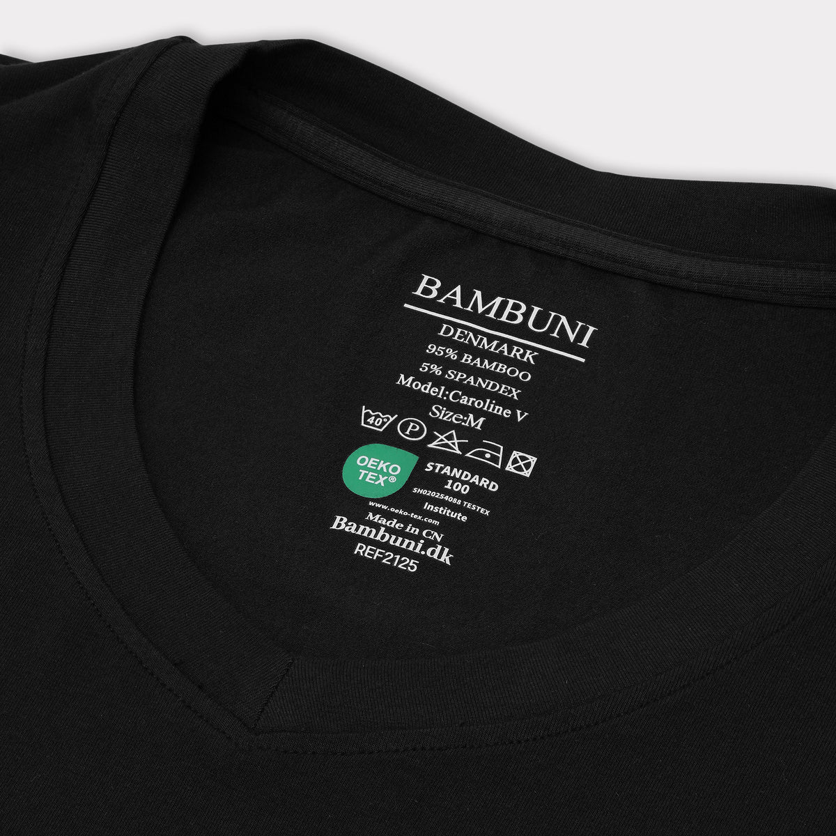 Bambus t-shirt v-hals i sort carelabel