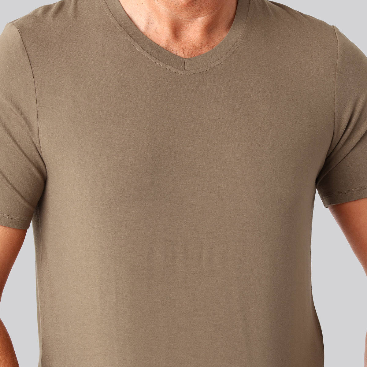 Bambus t-shirt v-hals sand mand