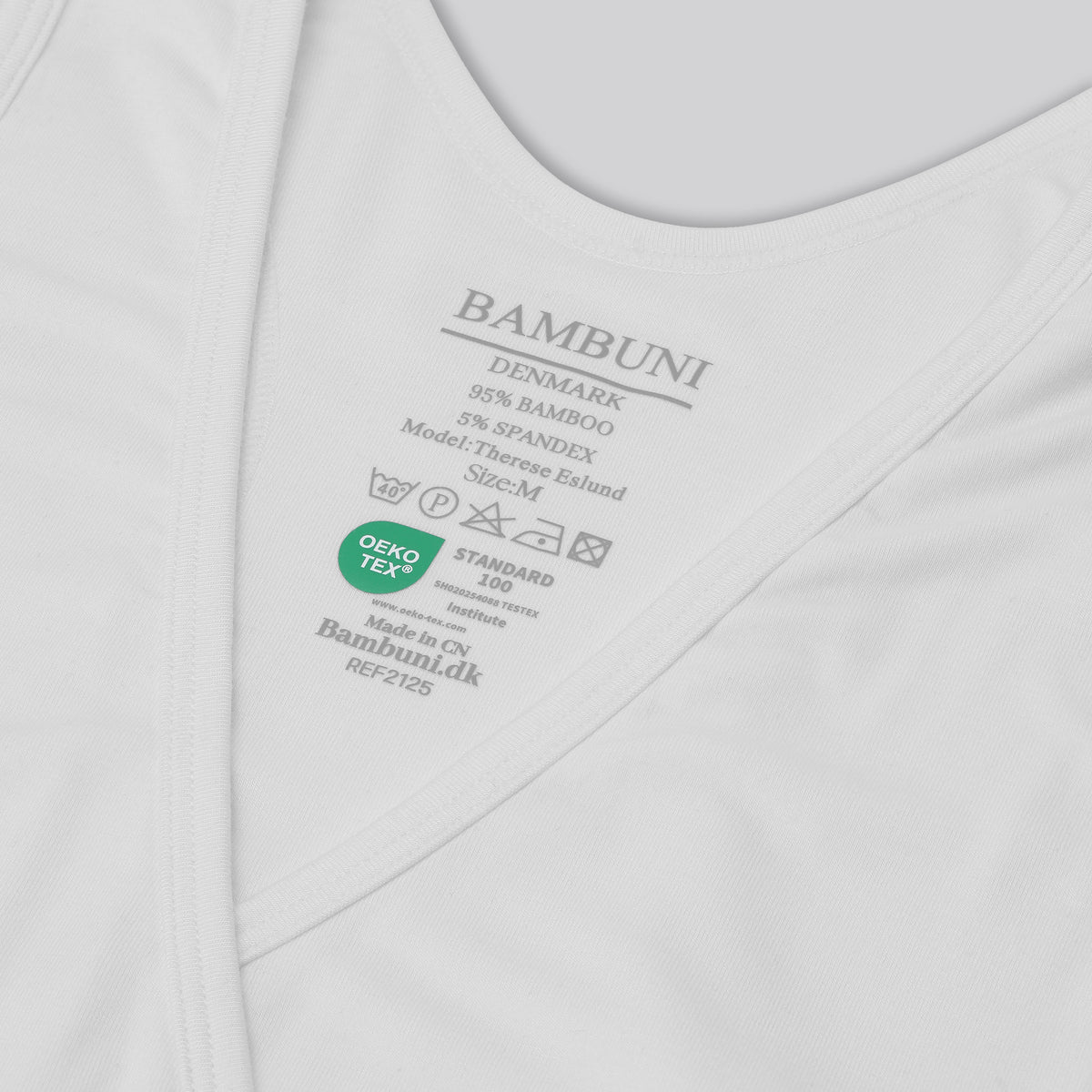 Bambus v-hals top i hvid til damer carelabel